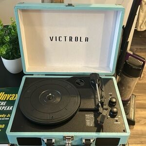 TEAL record player